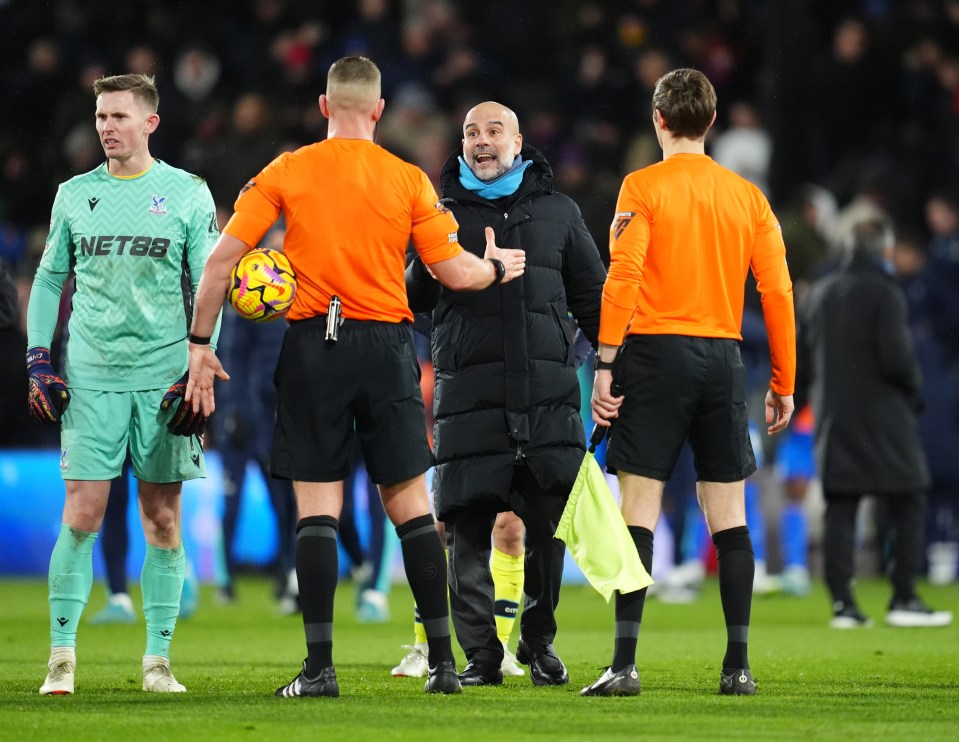 Um furioso Pep Guardiola confrontou o árbitro Robert Jones após o jogo