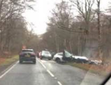 Ele ficou preso por quase uma hora nos destroços antes de ser retirado do local em Theydon Bois, Essex.