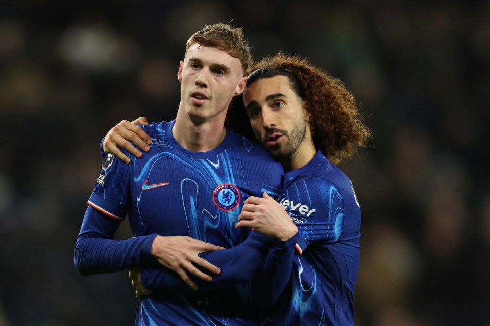 Marc Cucurella deve agradecer a Cole Palmer depois de presentear os Spurs com seus dois primeiros gols