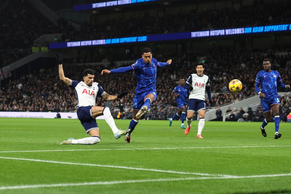 Dominic Solanke abriu o placar aos cinco minutos para o Spurs