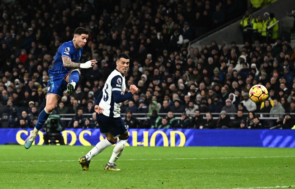 Enzo Fernandez marcou um gol maravilhoso para colocar o Chelsea na frente