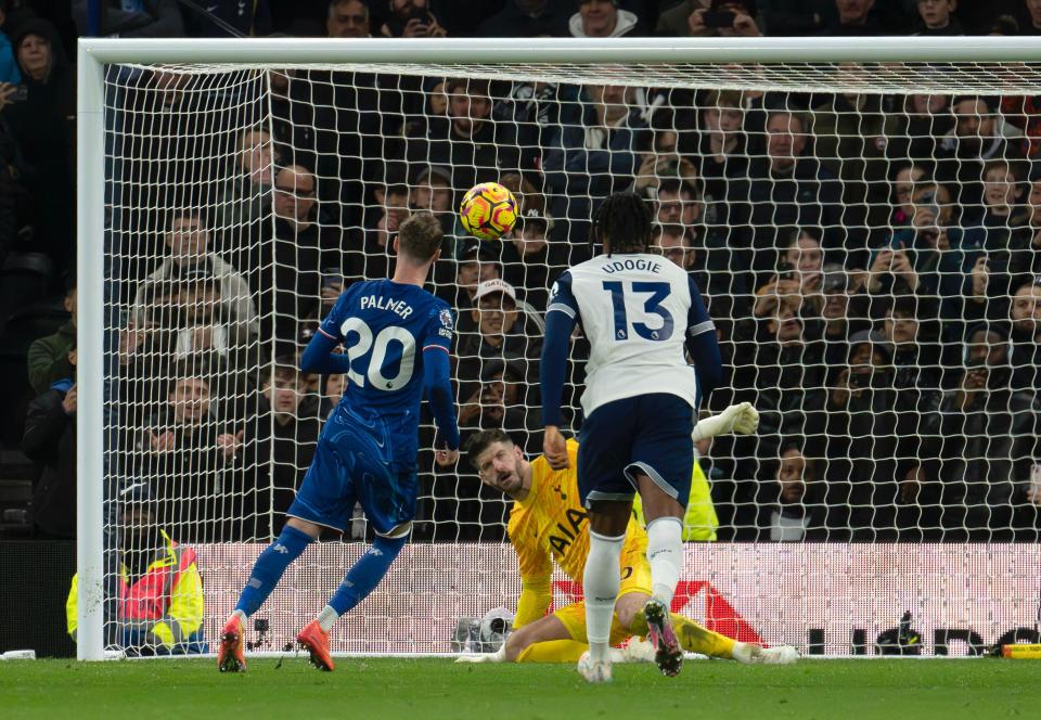 Palmer marcou dois pênaltis no Spurs, incluindo este remate de Panenka