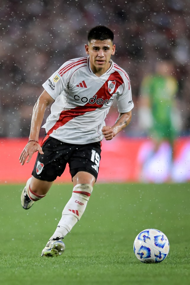 Claudio Echeverri chega do River Plate argentino para ajudar o City