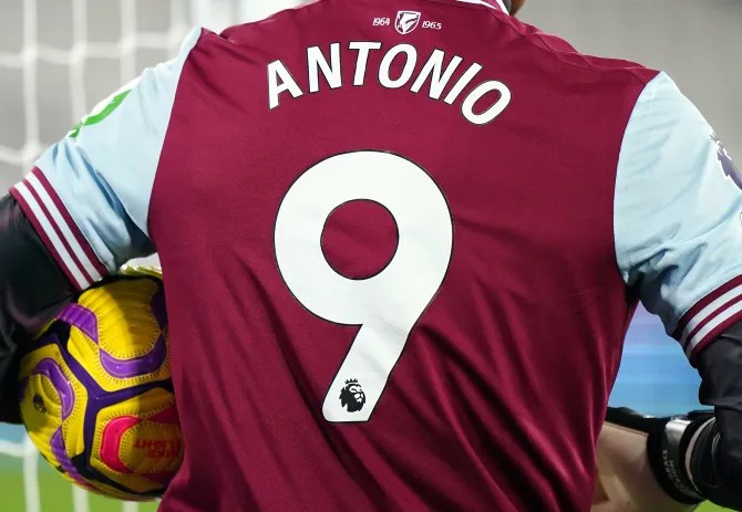 Os jogadores do West Ham usaram camisas de Michail Antonio antes do confronto com o Wolves