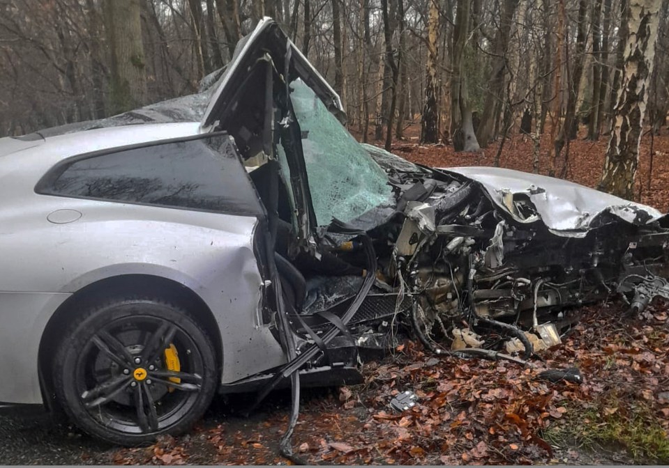 COLETE FOTO DO JOGADOR DE FUTEBOL DO WEST HAM MICHAIL ANTONIO PRESO EM SEU CARRO ESPORTIVO FERRARI APÓS UM ACIDENTE NA FLORESTA DE EPPING, ESSEX HOJE-07/12/24