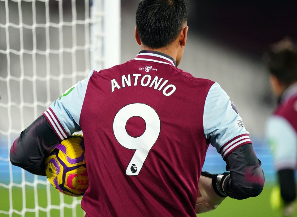 Os jogadores do West Ham mostraram seu apoio a Michail Antonio durante o aquecimento antes do confronto da Premier League contra o Wolves