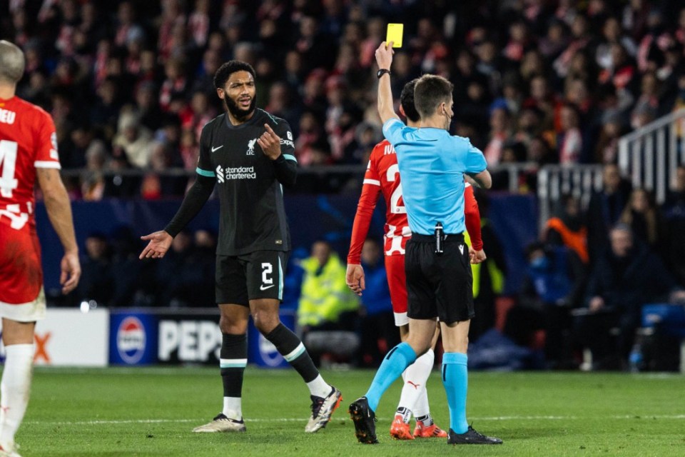 Joe Gomez recebeu um cartão amarelo porque teve uma rara partida como zagueiro