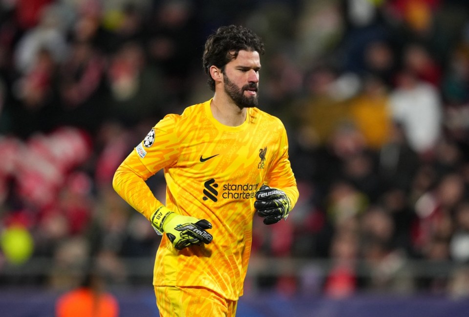 Os torcedores do Liverpool ficaram maravilhados ao ver Alisson de volta aos negócios após uma longa lesão