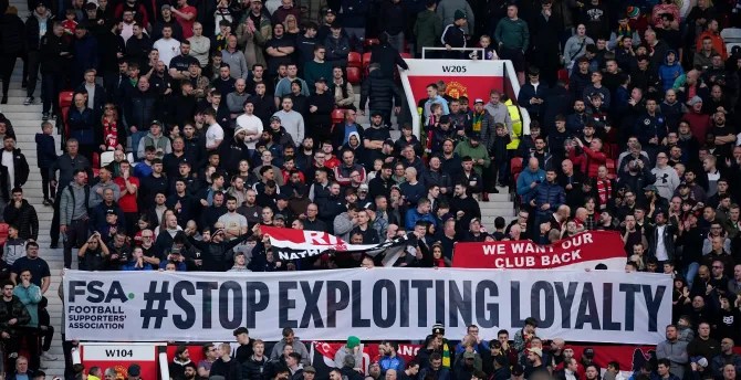 Uma faixa dizendo 'Pare de explorar a lealdade' foi hasteada dentro e fora de Old Trafford na semana passada