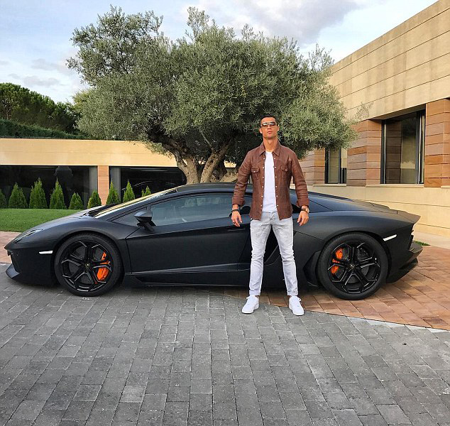 Ronaldo posa com seu Lamborghini Aventador de £ 260 mil