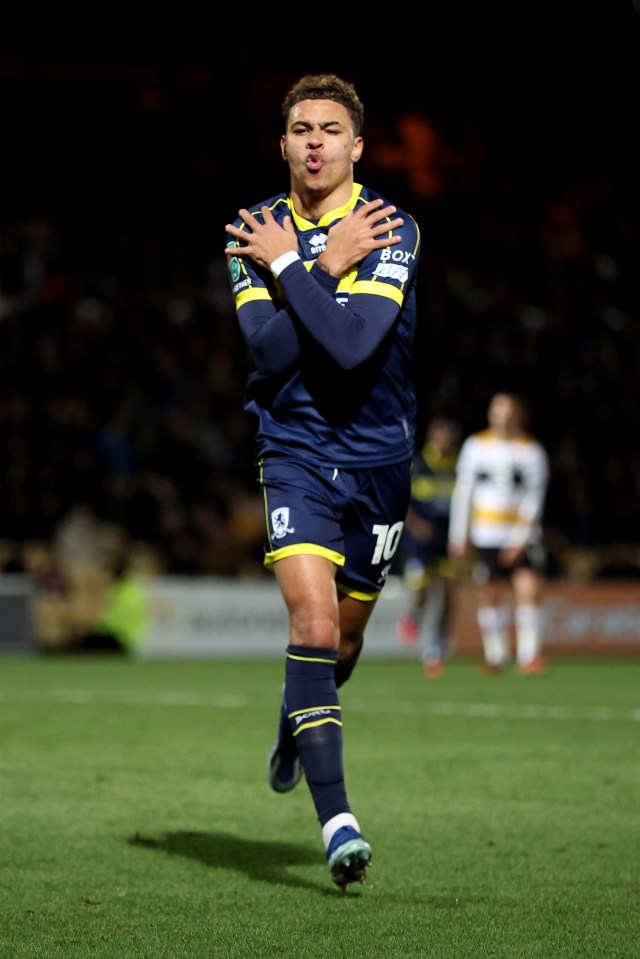 Palmer estreou a comemoração em dezembro passado com uma vitória por 3 a 2 em Luton Town, inspirado no ex-companheiro de equipe do Man City, Morgan Rogers, acima