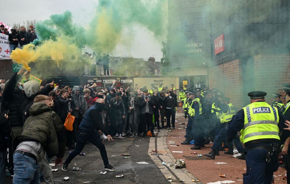 Um grupo de torcedores inquietos do Manchester United fora de Old Trafford