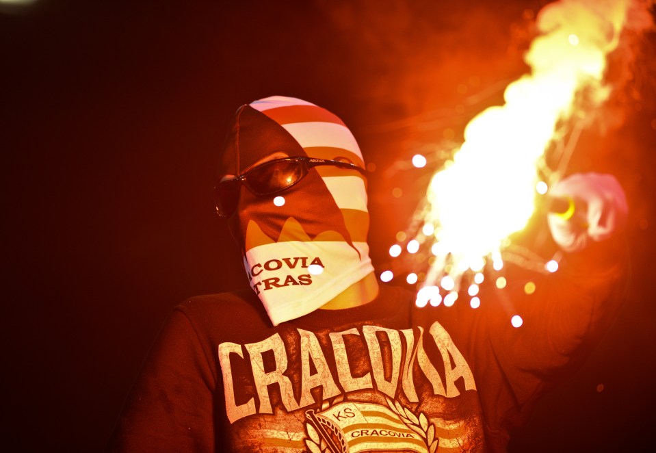 Membro da Cracovia Ultras, uma empresa de hooligans de futebol de Cracóvia, Polônia