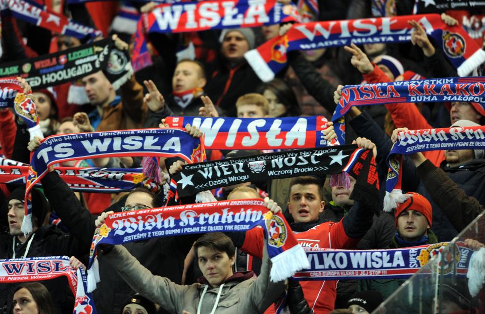 Torcedores do TS Wisla, time de futebol de Cracóvia, Polônia