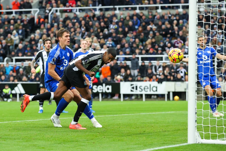 Isak cabeceou o segundo dos três gols do Toon no segundo tempo