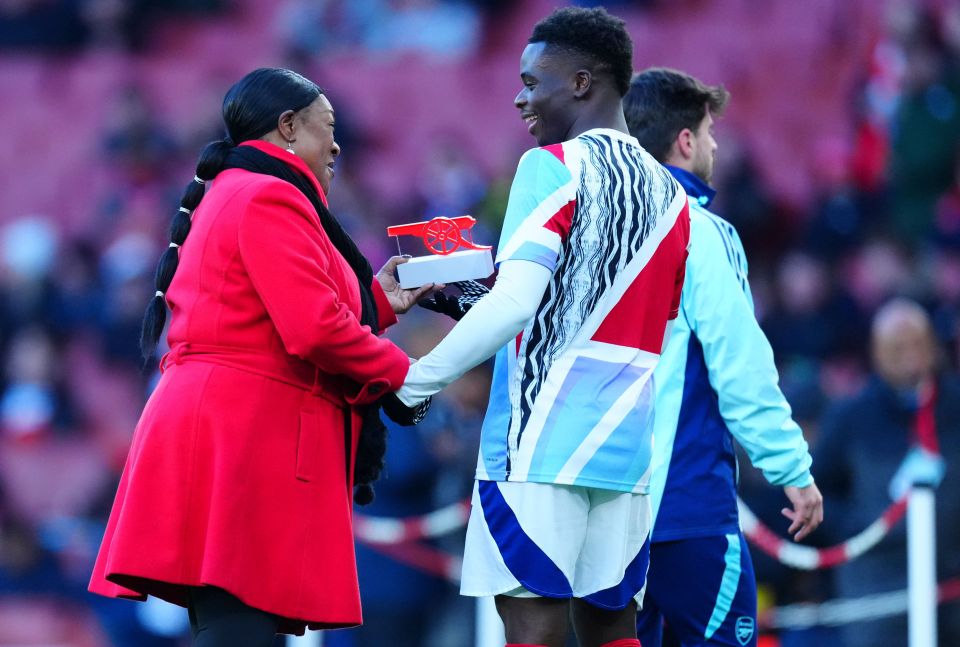 Sua irmã presenteou Bukayo Saka com o troféu de Jogador do Mês antes do início do jogo