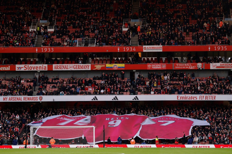 Um tifo espetacular homenageou três estrelas do Arsenal