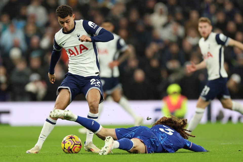 Cucurella escorregou e custou dois gols ao Chelsea na vitória sobre o Spurs