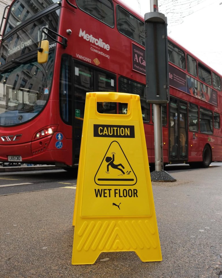 Puma coloca placas de piso molhado em Londres