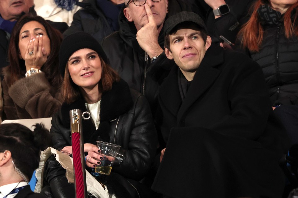 Keira Knightley e James Righton também estiveram presentes na vitória caseira do Como por 2-0