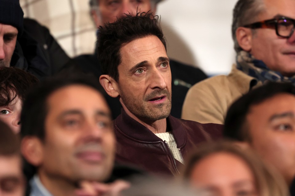 A estrela do Peaky Blinders, Adrien Brody, parecia paralisado pela partida