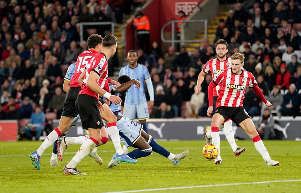 Pape Sarr dançou pela defesa do Saints para marcar