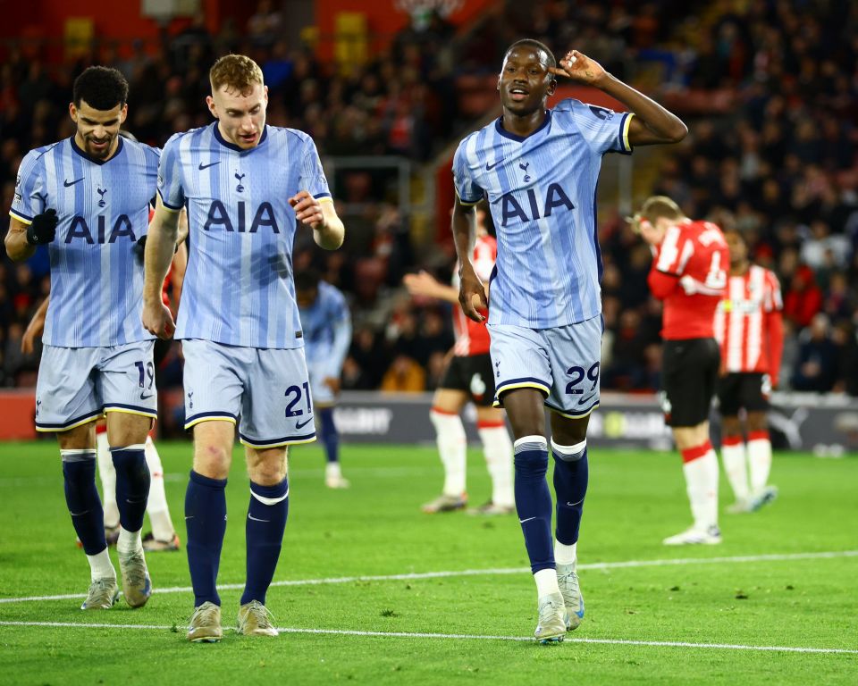 Pape Matar Sarr colocou o Spurs na frente por 4 a 0 aos 25 minutos para gerar cenas incríveis nas arquibancadas do St Mary's