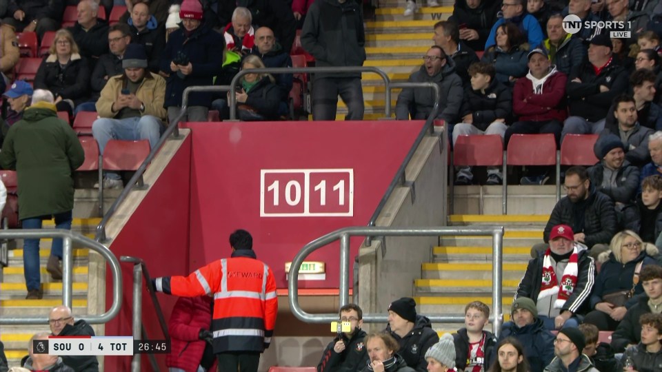 Olhe bem de perto e você verá alguns torcedores do Southampton sorrindo e aguentando, mas a maioria tinha uma expressão sombria