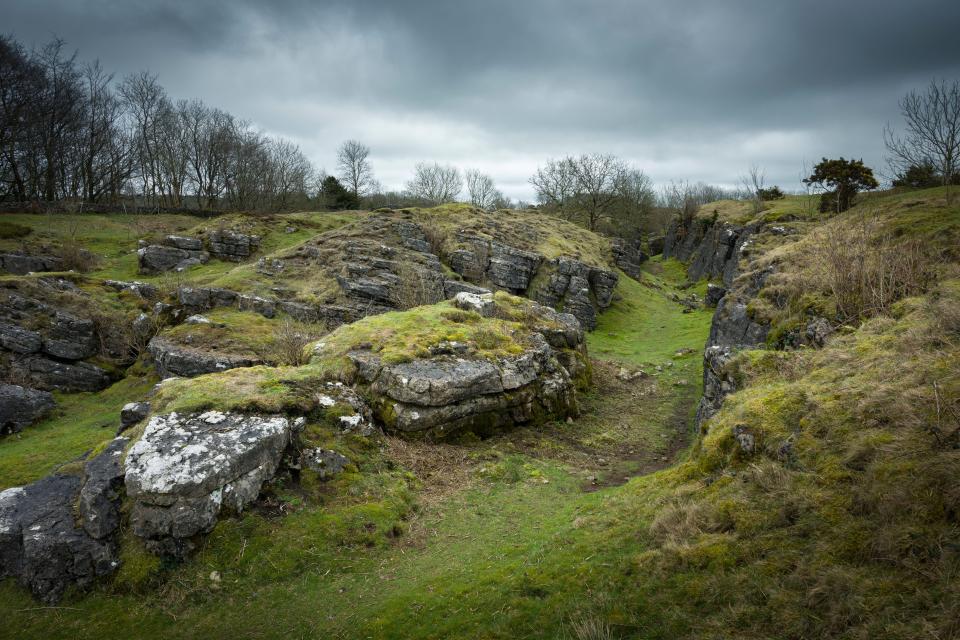 Acredita-se que o poço Charterhouse Warren, descoberto pela primeira vez em 1972, abrigue a evidência mais antiga da peste na Grã-Bretanha, que remonta a 4.000 anos.