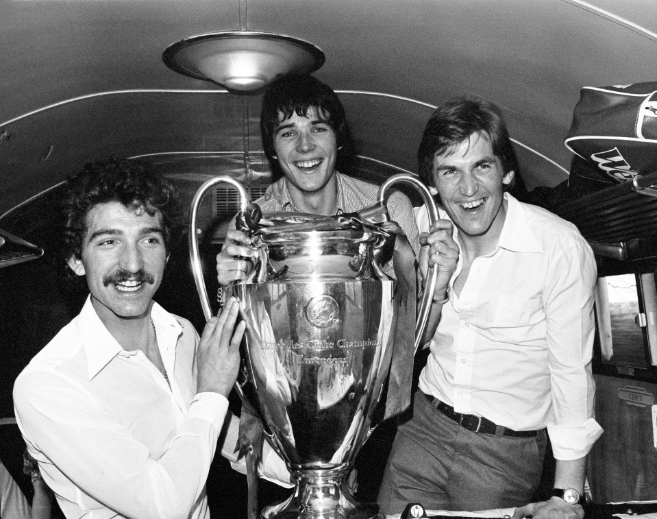 Papai Kenny com os amigos da família Souness e Hansen comemoram a Copa da Europa do Liverpool em 1978