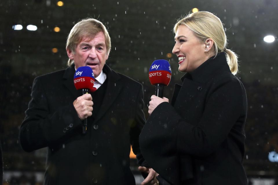 Compartilhando um momento alegre ao lado do campo com seu pai, a lenda dos Reds Kenny Dalglish