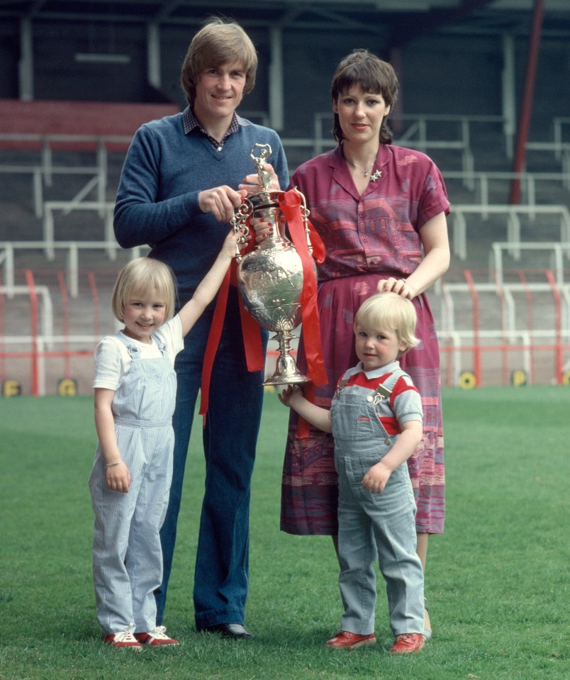 Kelly aos quatro anos em Anfield em 1980 com a mãe, o pai, o irmão Paul e o troféu do Campeonato da Liga