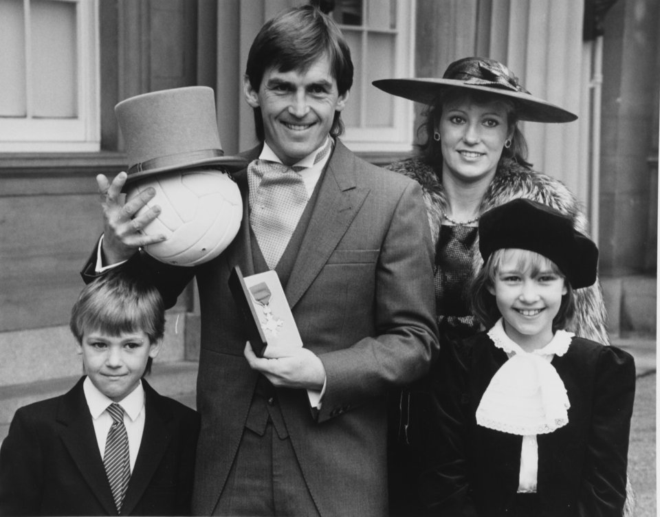 A lenda do Liverpool Kelly Dalglish posa com sua família