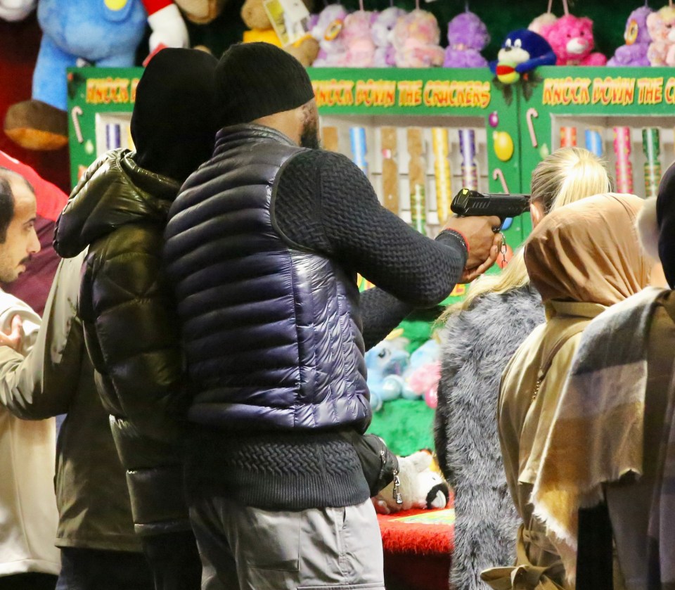 Ele então foi mostrado como usar a pistola de plástico corretamente