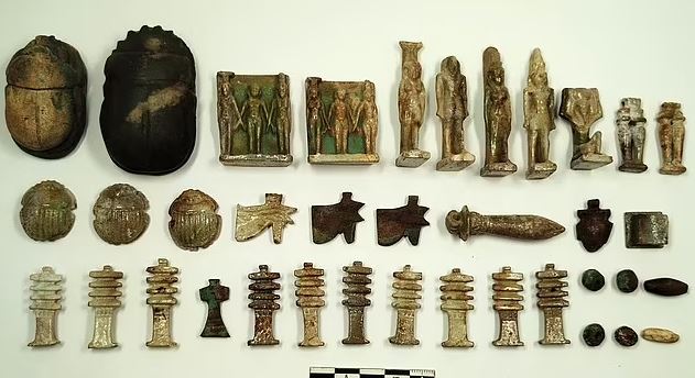 Escaravelhos para os deuses Ísis, Hórus e Thoth e o símbolo de Djed também foram encontrados