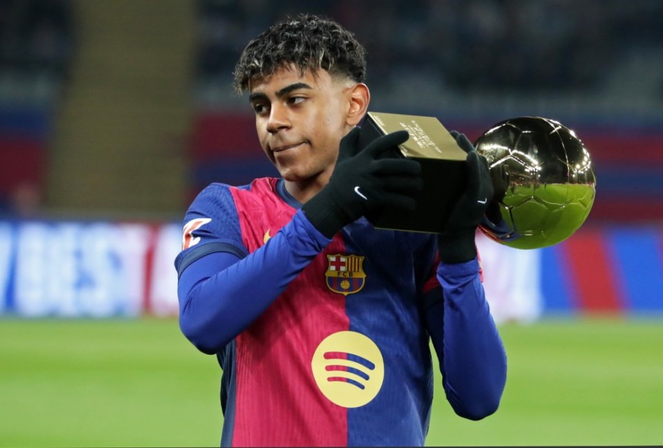 Yamal postou uma foto dele entregando o troféu Golden Boy aos torcedores antes da derrota do Barcelona por 1 a 0 para o CD Leganés no domingo.