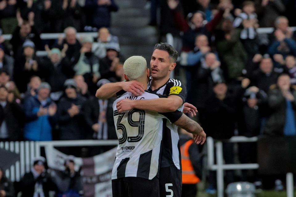 Fabian Schar selou a qualificação para o Newcastle na Carabao Cup