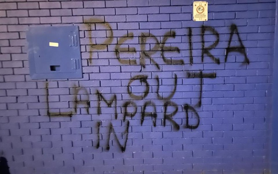 O grafite dos torcedores do Everton em Goodison Park deixou claro seu sentimento sobre Peirera