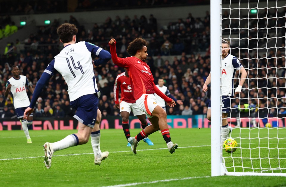 Joshua Zirkzee marcou para o United após um erro terrível de Fraser Forster