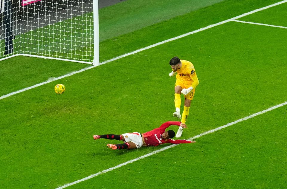 Forster deu outro uivo quando Amad Diallo o fechou para puxar um segundo para trás