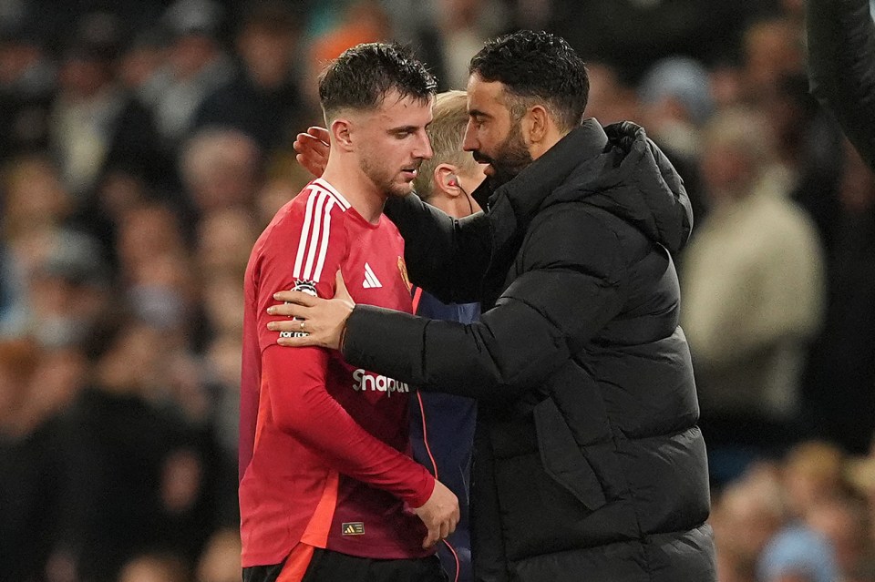 Um Mason Mount visivelmente emocionado deixa o campo no clássico de Manchester