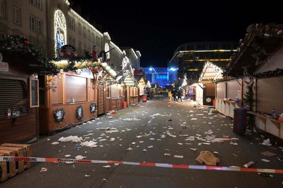 Um BMW preto passou por um mercado de Natal lotado em Magdeburg