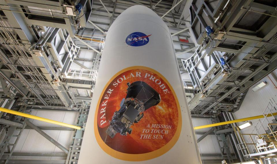 Pré-lançamento da Parker Solar Probe em 2018, visto com os emblemas da NASA e da Parker Solar Probe