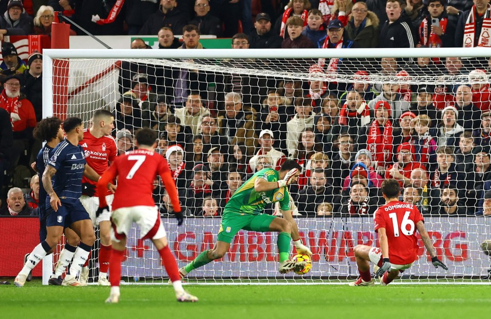 Emi Martinez fez uma defesa impressionante no City Ground