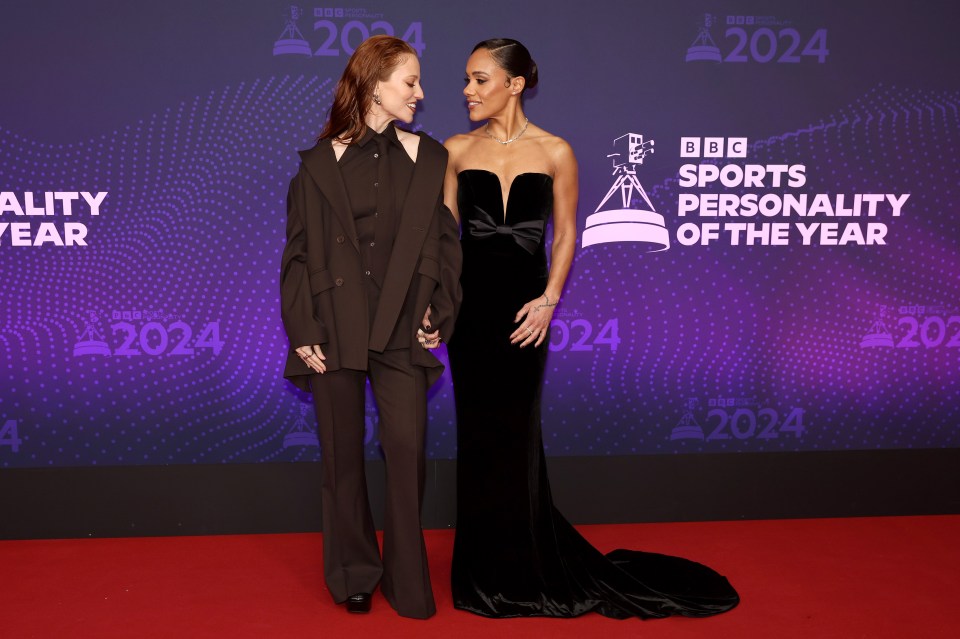 Jess Glynne se juntou a Alex Scott no tapete vermelho antes do prêmio BBC Sports Personality Of The Year