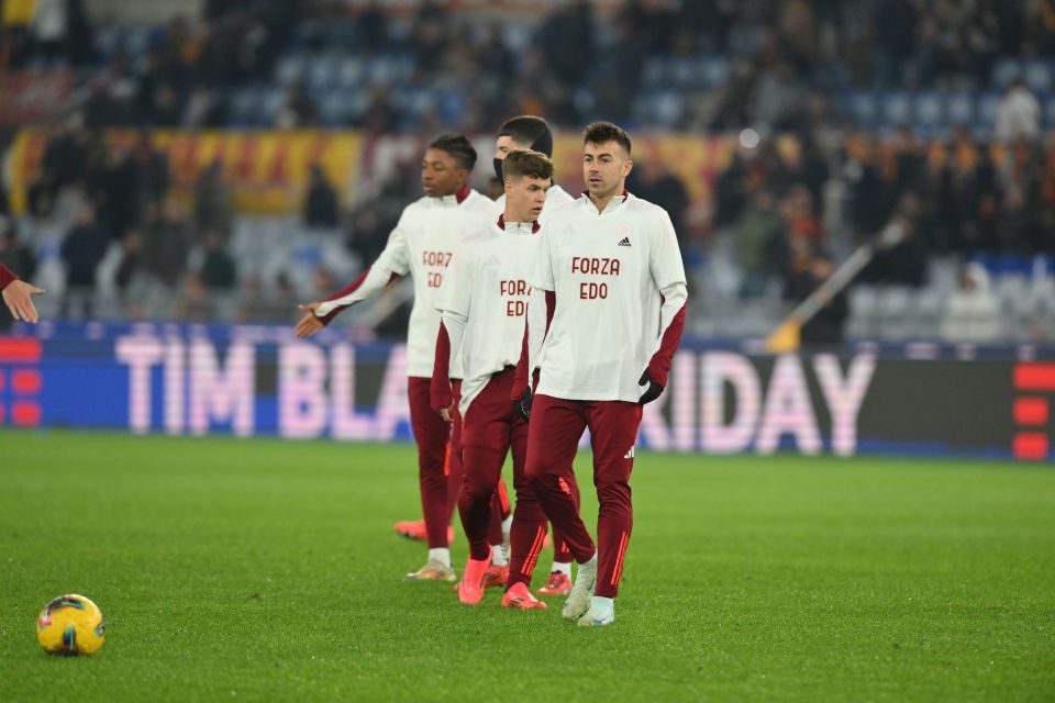 Os jogadores da Roma usaram camisetas em apoio ao craque da Fiorentina, Edoardo Bove