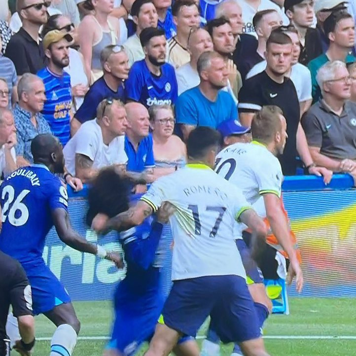 Cristian Romero arrancou o cabelo de Marc Cucurella no confronto do Tottenham com o Chelsea, há mais de dois anos