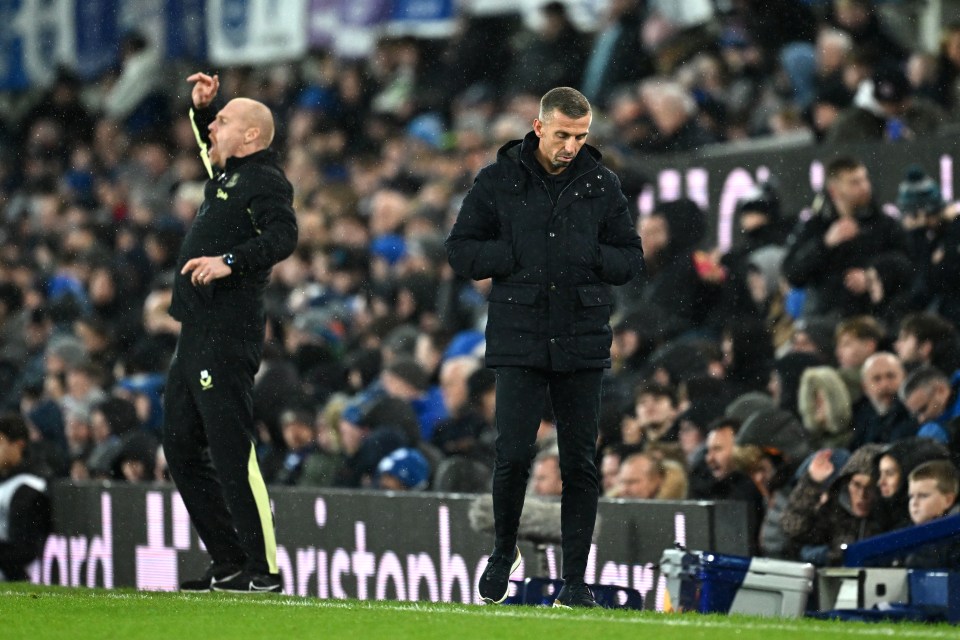 Foi uma alegria para Sean Dyche, à esquerda, mas Gary O'Neil está seriamente à beira do Wolves