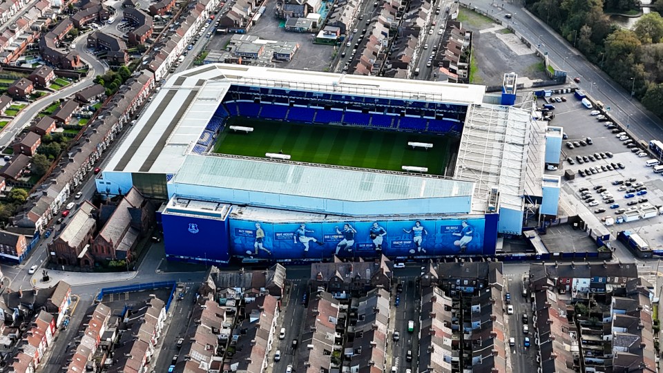 O clássico de Merseyside entre Everton e Liverpool de hoje foi cancelado