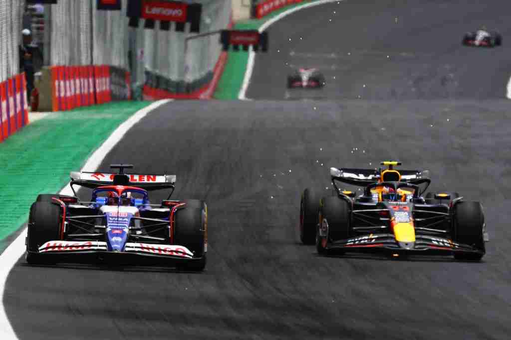 Liam Lawson do Visa Cash App RB e Sergio Perez disputam posição na pista durante o GP do Brasil Sprint 2024 | Conjunto de conteúdo Getty Images / Red Bull